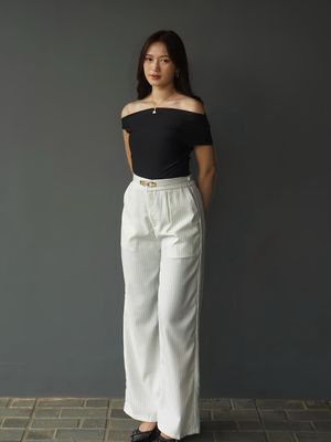 Motif garis selalu jadi andalan. Ini 6 rekomendasi celana stripe brand lokal yang nyaman, stylish, dan cocok dipakai harian hingga ke kantor.