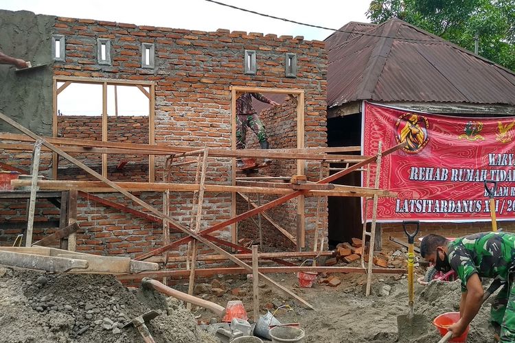 Proses pengerjaan renovasi rumah Satin.