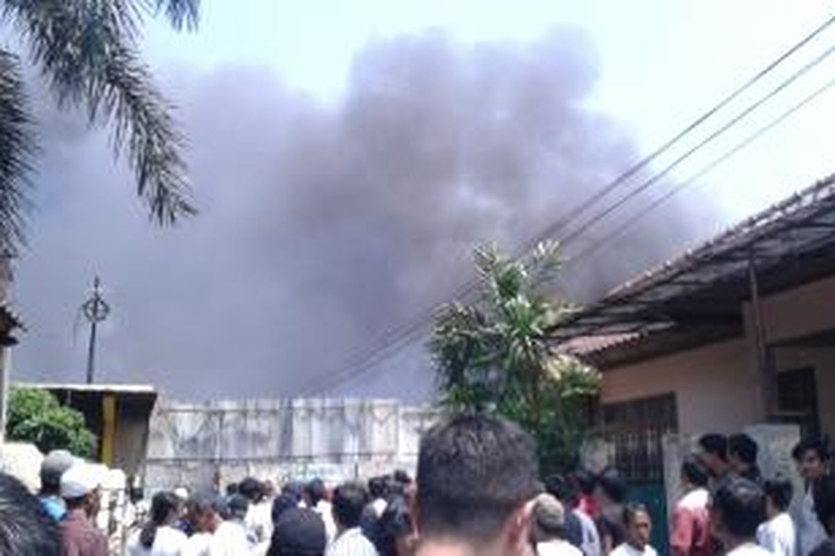 Kebakaran melanda lokasi apartemen Basura City di Cipinang Besar Selatan Jatinegara, Jakarta Timur, Rabu (24/9/2014).