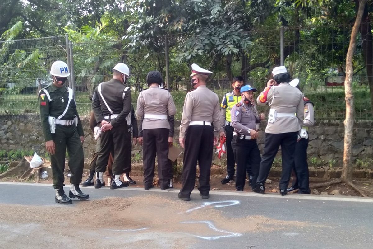 Anggota Polisi Militer Ikut lakukan olah tempat kejadian perkara (TKP) di Jalan Sapi Perah, Pondok Ranggon, Jakarta Timur, Kamis (17/9/2020)