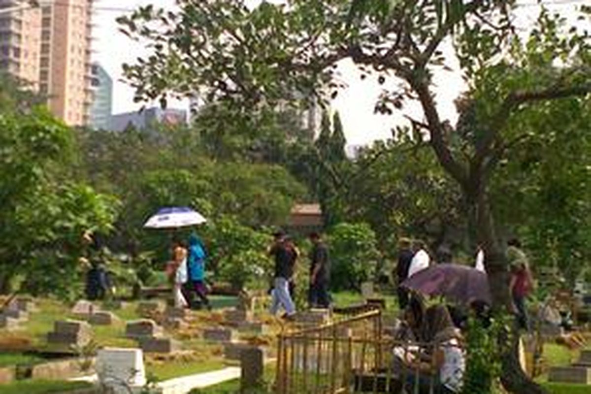 Taman Pemakaman Umum (TPU) Karet tampak ramai dikunjungi oleh para peziarah di Hari Raya Idul Adha, Jumat (27/11).