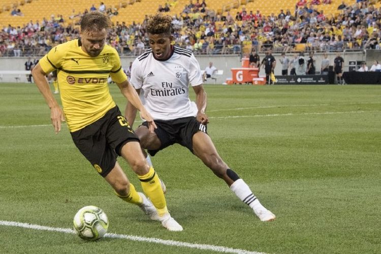 Pemain Borussia Dortmund, Marcel Schmelzer, dibayangi pemain Benfica, Gedson Fernandes, pada laga International Champions Cup di Heinz Field di Pittsburgh, PA, pada 25 Juli 2018.