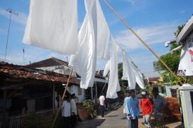 Tradisi Resik Lawon (membesihkan kain kafan) di Banyuwangi, Jawa Timur.