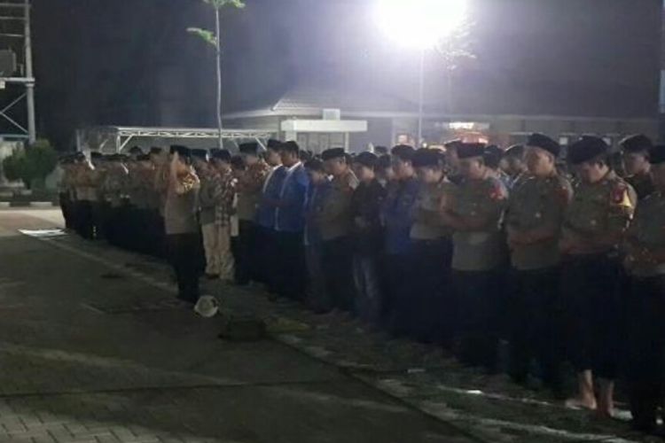 Puluhan mahasiswa yang tergabung dalam organisasi Pergerakan Mahasiswa Islam Indonesia (PMII) mendatangi Polres Tangerang Selatan, Rabu (9/10/2019). Mereka melakukan aksi solidaritas dengan menggelar salat gaib bersama polisi terkait tewasnya Himawan Randi (21) dan Muhamad Yusuf Qardawi, mahasiswa Universitas Halu Oleo, Kendari. 