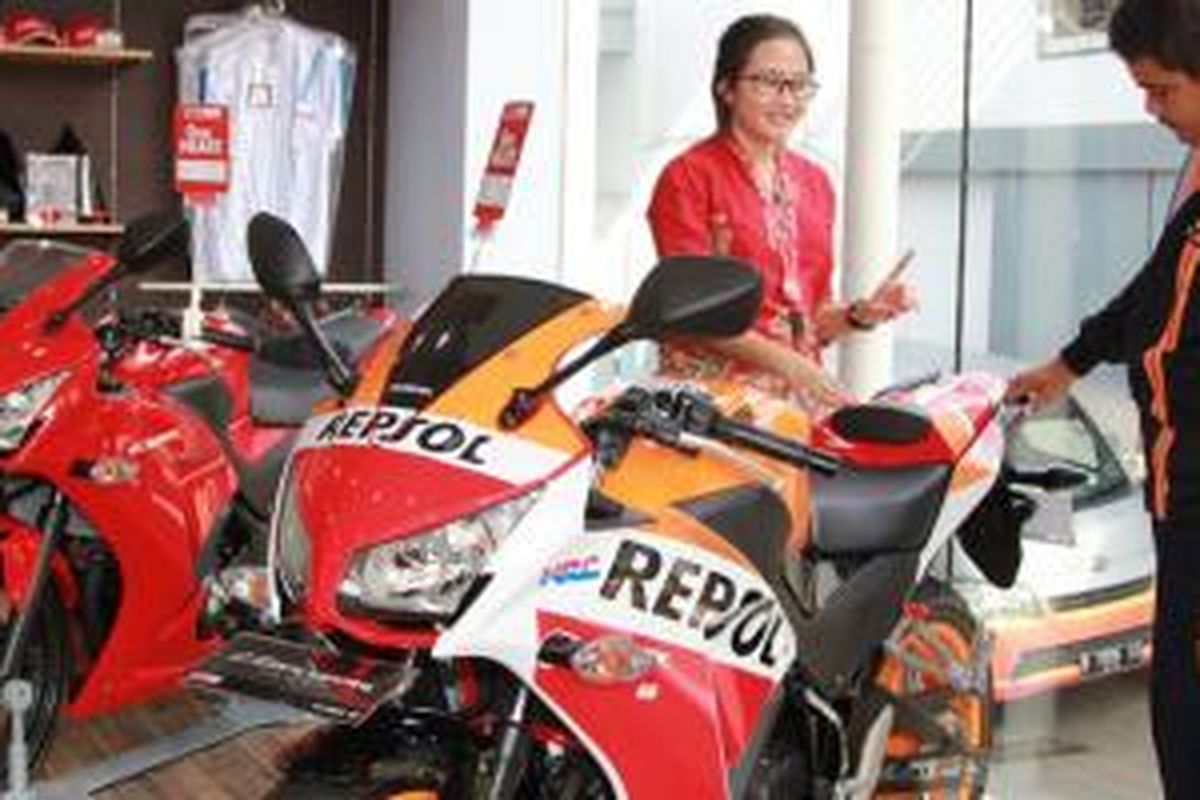 Honda CBR150R rakitan lokal mulai mengungguli rivalnya, Yamaha R15 dalam hal penjualan.