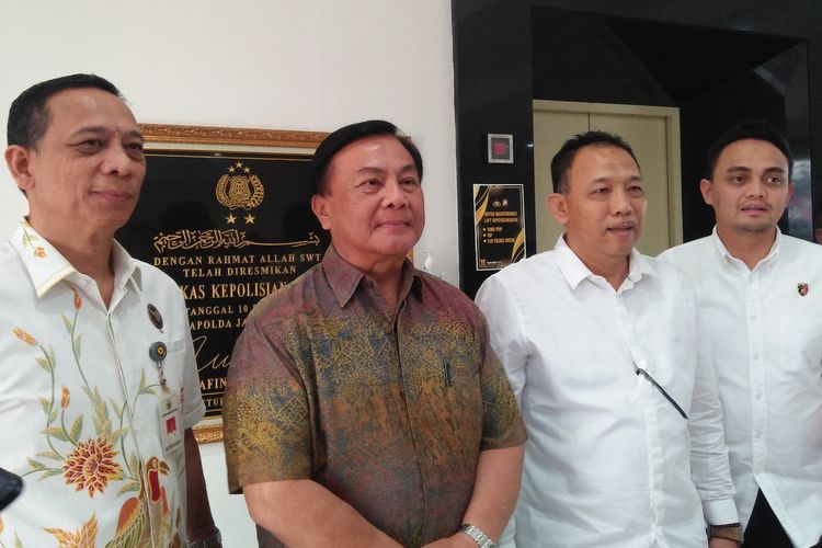 Ketua Harian Kompolnas Irjen (Purn) Benny Mamoto (dua kiri) bersama kuasa hukum SA Abdul Malik (tiga kiri), saat di Mapolres Gresik, Jawa Timur, Kamis (19/10/2023).