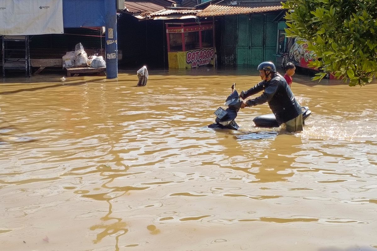 Kondisi banjir di Jalan Dayeuhkolot, Kabupaten Bandung, Jawa Barat beberwpa waktu lalu. Banjir tersebut diakibatkan luapan sungai Citarum yang melintasi di sebagian besar wilayah Kabupaten Bandung.