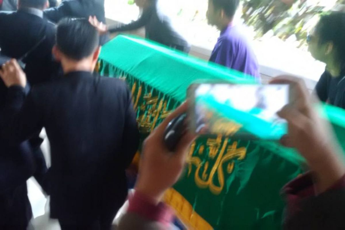 Jenazah Julia Perez dibawa dari RSCM menuju rumah duka, Raffles Hills Cibubur, Jakarta Timur, Sabtu (10/6/2017).