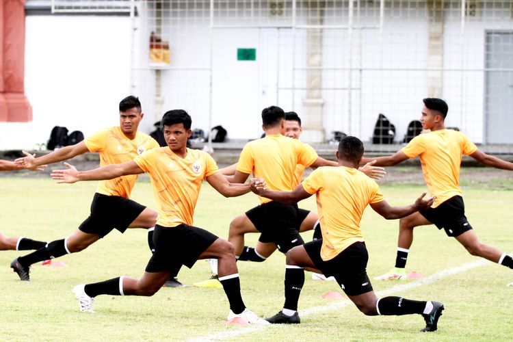 Pemain Timnas Indonesia Bayu Fikir (kiri depan) saat mengikuti latihan persiapan ujicoba FIFA Matchday di Stadion Gelora Trisakti Kuta, Bali, Jumat (21/1/2022) sore. 