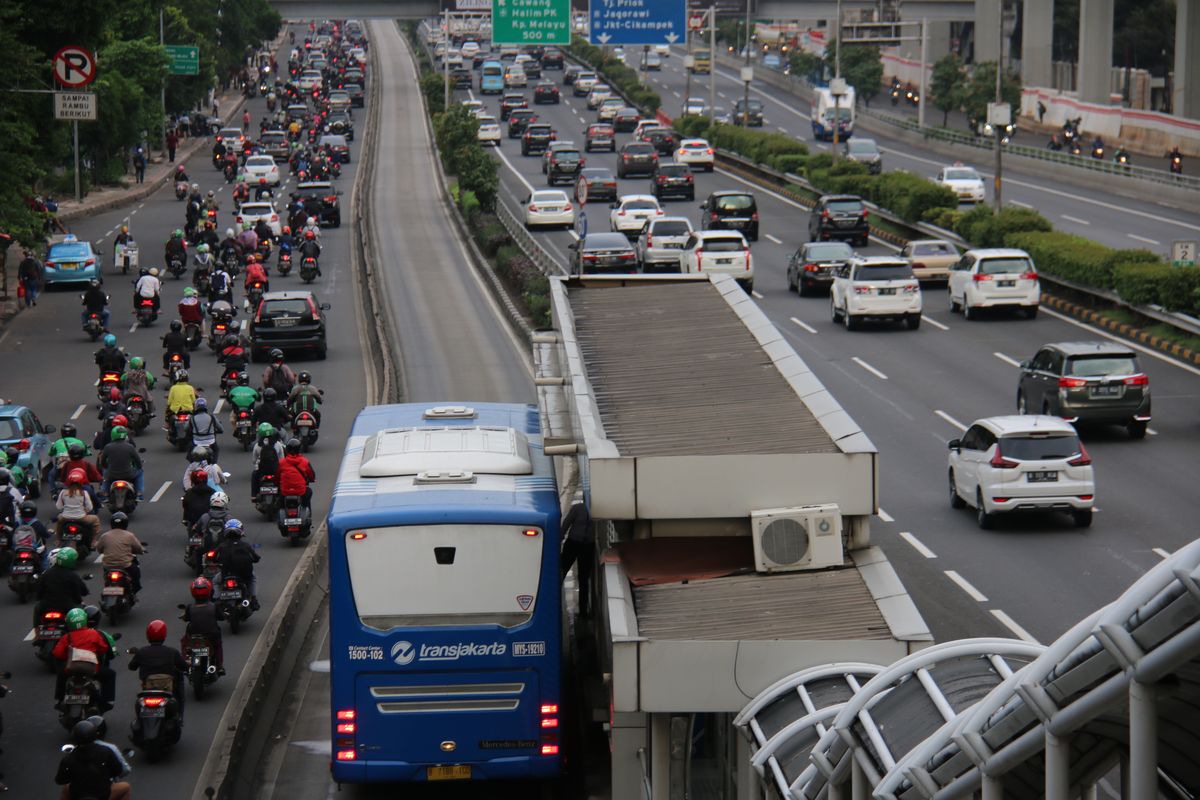 Bus Transjakarta yang sedang beroperasi.