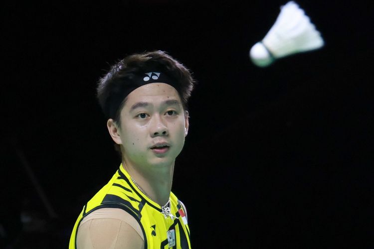 Kevin Sanjaya mengenakan headband saat bertanding bersama Marcus Fernaldi Gideon pada laga pertama BWF World Tour Finals 2021, 1 Desember 2021