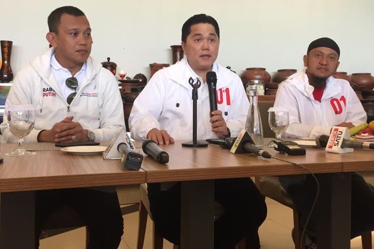 Tim Kampanye Nasional (TKN) Jokowi-Maruf, Erick Thohir memberikan keterangan pers terkait elektabilias capres nomor urut 01 di hotel Santika Palembang, Sumatera Selatan, Selasa (2/4/2019). 