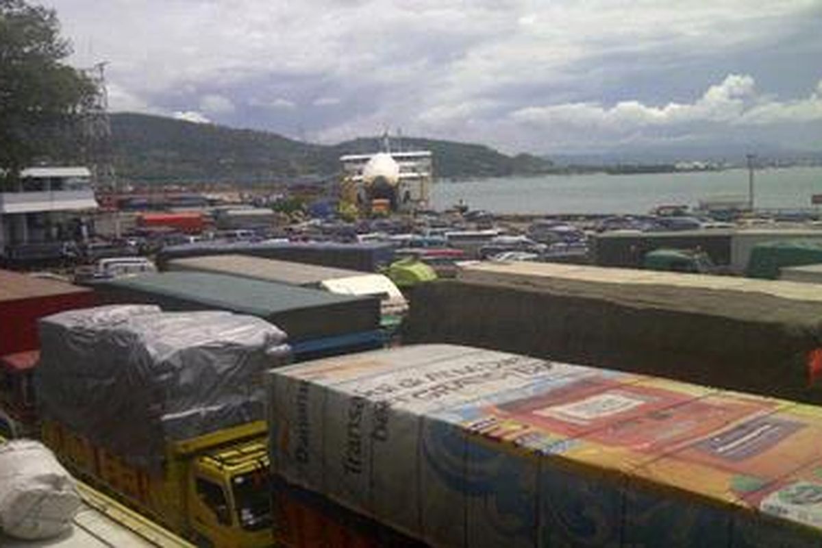 Ilustrasi: Ratusan mobil pribadi dan truk antre memasuki kapal roro di Dermaga II Pelabuhan Merak, Banten.