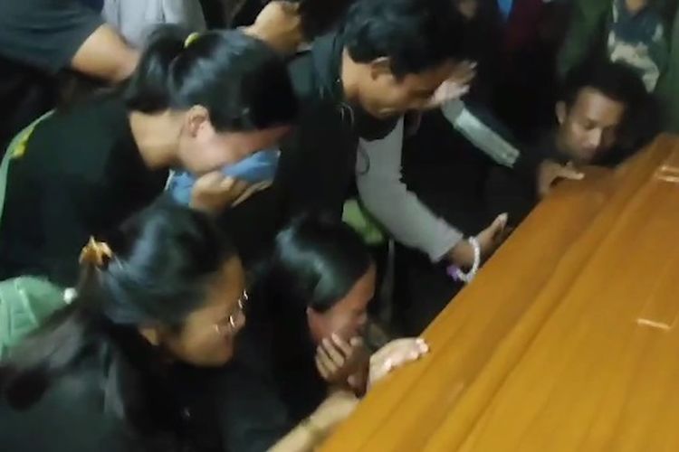 Tangis histerispun pecah saat satu persatu peti jenazah para korban longsor, Tana Toraja, Sulawesi Selatan saat dikeluarkan dari kamar jenazah, Minggu (14/4/2024)