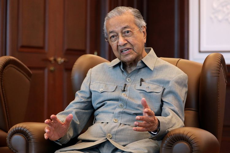 Mahathir Mohammad saat wawancara dengan Reuters di Kuala Lumpur, Malaysia, 13 Maret 2020.