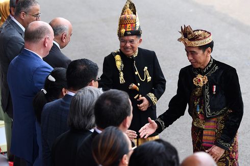 Jokowi Sapa Warga dan Selfie Bareng hingga ke Luar Istana