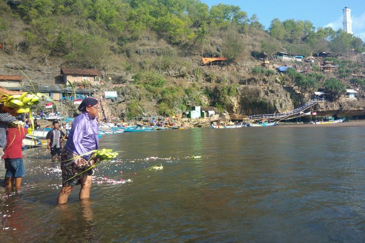 Sesepuh Pantai Baron Menabur Bunga di pantai Baron