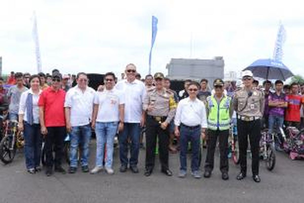 Direktur Paramount Land, Aryo Tri Ananto, bersama Kapolres Tangerang, Kombes Polisi Irman Sugema, saat meresmikan pembangunan proyek Bez Auto Center di Gading Serpong, Tangerang.  