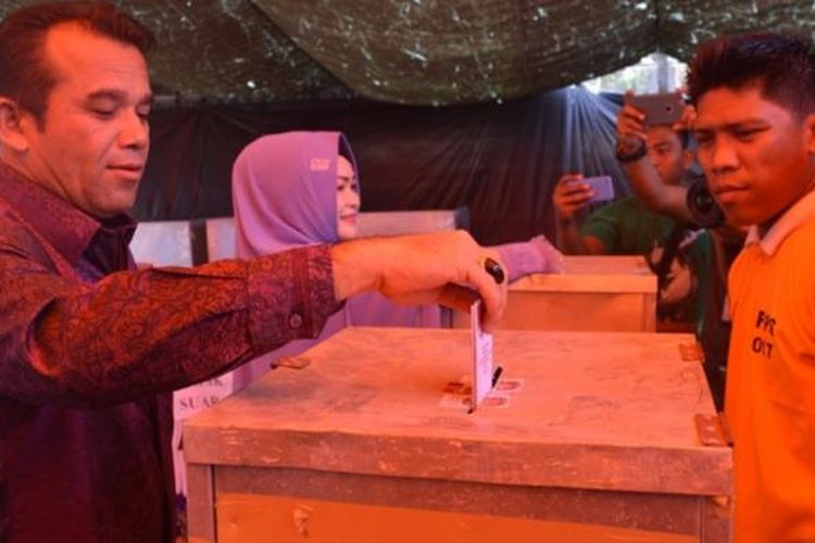 Walikota Lhokseumawe, Suaidi Yahya bersama istrinya Cut, memberikan hak suara di Desa Hagu Barat Laut, Kota Lhokseumawe, Rabu (15/2/2017)