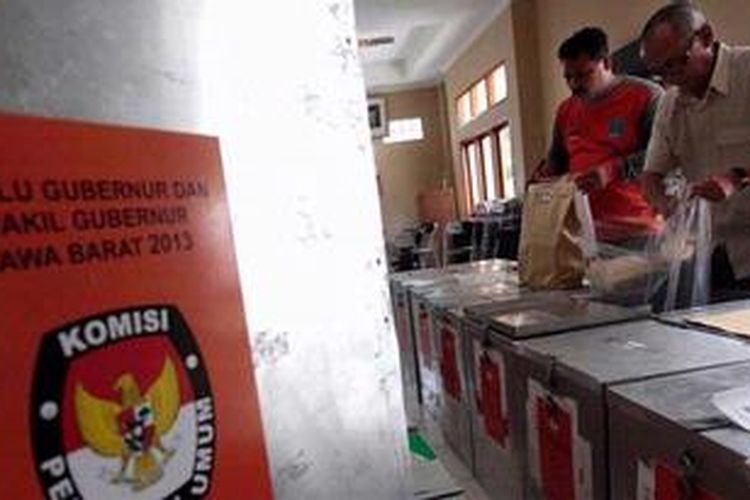Ilustrasi: Petugas mengecek kelengkapan logistik untuk Pemilihan Gubernur Jawa Barat 2013 di Ruang Penyimpanan Logistik Panitia Pemungutan Suara (PPS) Kelurahan Tamansari di Kantor Kelurahan Tamansari, Kecamatan