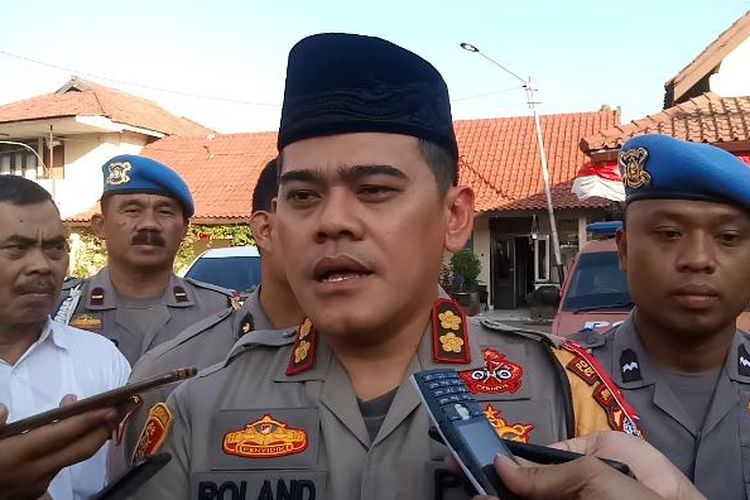 Kapolres Cirebon Kota AKBP Roland Ronaldy, memberikan keterangan terkait adanya penangkapan yang dilakukan Polda Jabar terhadap dua warga Kota Cirebon diduga terlibat kerusuhan 21-22 Mei di Jakarta, Rabu (26/6/2019).