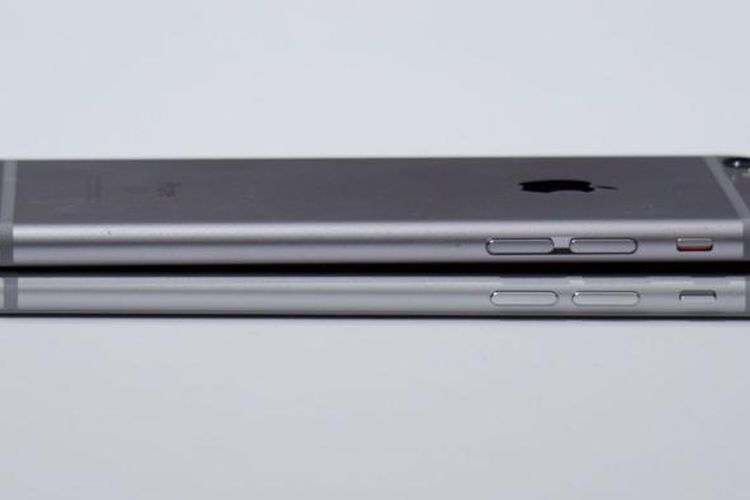 Pada sisi ini, iPhone 6S (atas) dan iPhone 7 (bawah) memiliki tombol yang sama dan berada di posisi yang sama