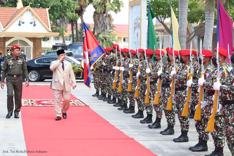 Menhan Prabowo Subianto ketika mendatangi Markas Special Forces Command atau Komando Pasukan Khusus (Kopassus) Angkatan Bersenjata Kerajaan Kamboja di Phnom Penh, Kamboja, Selasa (21/6/2022).