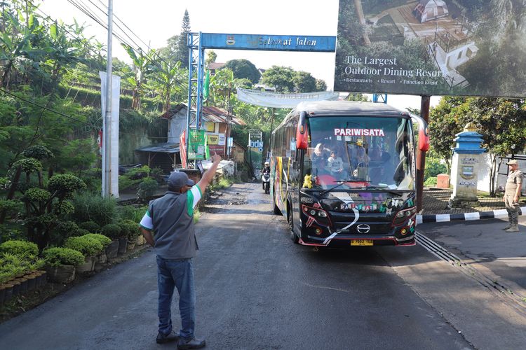 Kendaraan besar seperti bus pariwisata maupun truk dilarang melintas Jalan Sersan Bajuri, Kecamatan Parongpong, Kabupaten Bandung Barat (KBB), Jawa Barat, Senin (8/1/2024).