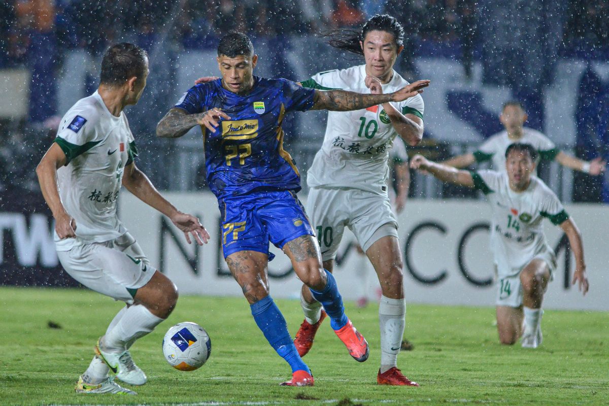 Penyerang Persib Ciro Alves kesulitan menembus pertahanan Zhejiang FC pada paruh pertama dalam pertandingan lanjutan AFC Champions League 2 (ACL 2) 2024-2025 antara Persib vs Zhejiang FC, Kamis (5/12/2024) di Stadion Si Jalak Harupat, Soreang, Kabupaten Bandung. 