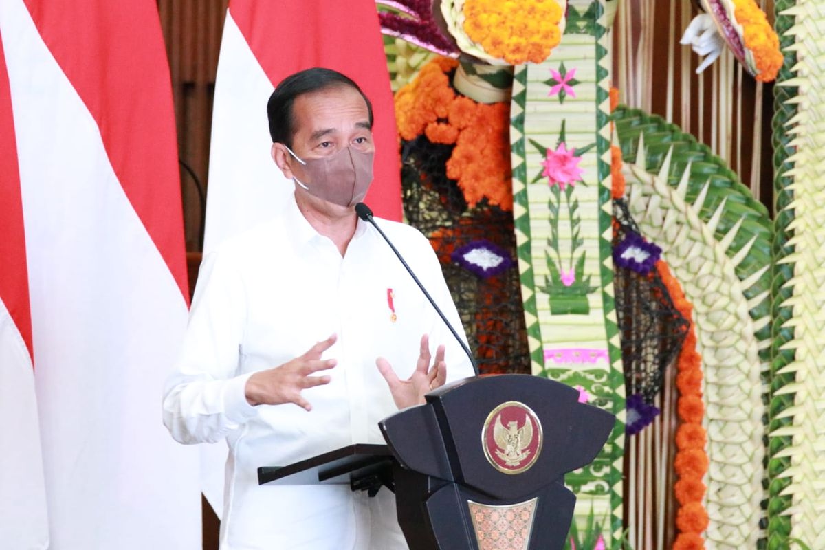 Presiden Joko Widodo saat memberikan pengarahan kepada Forkopimda se Provinsi Bali di Wisma Sabha Utama, Kompleks Kantor Gubernur Bali, Jumat (8/10/2021).