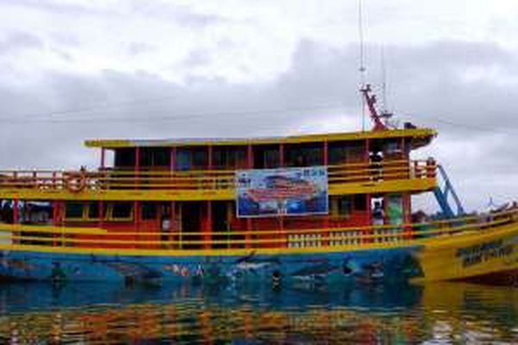 KM Gurano Bintang dari WWF Indonesia merupakan kapal khusus untuk monitoring sekaligus pendidikan untuk anak-anak di mana kapal itu berlabuh.