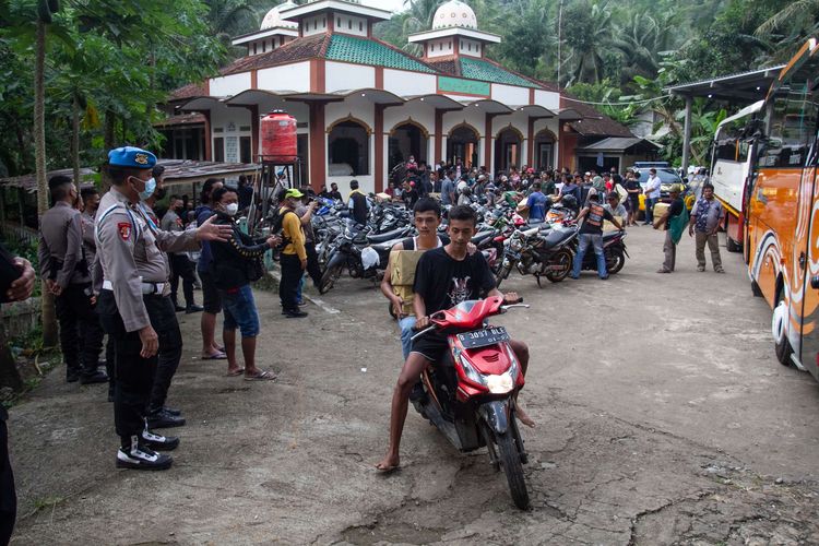 Sejumlah warga yang sempat ditahan polisi tiba di halaman masjid Desa Wadas, Bener, Purworejo, Jawa Tengah, Rabu (9/2/2022). Sebanyak 64 warga Desa Wadas dibebaskan oleh pihak kepolisian terkait aksi penolakan pembangunan Bendungan Bener.