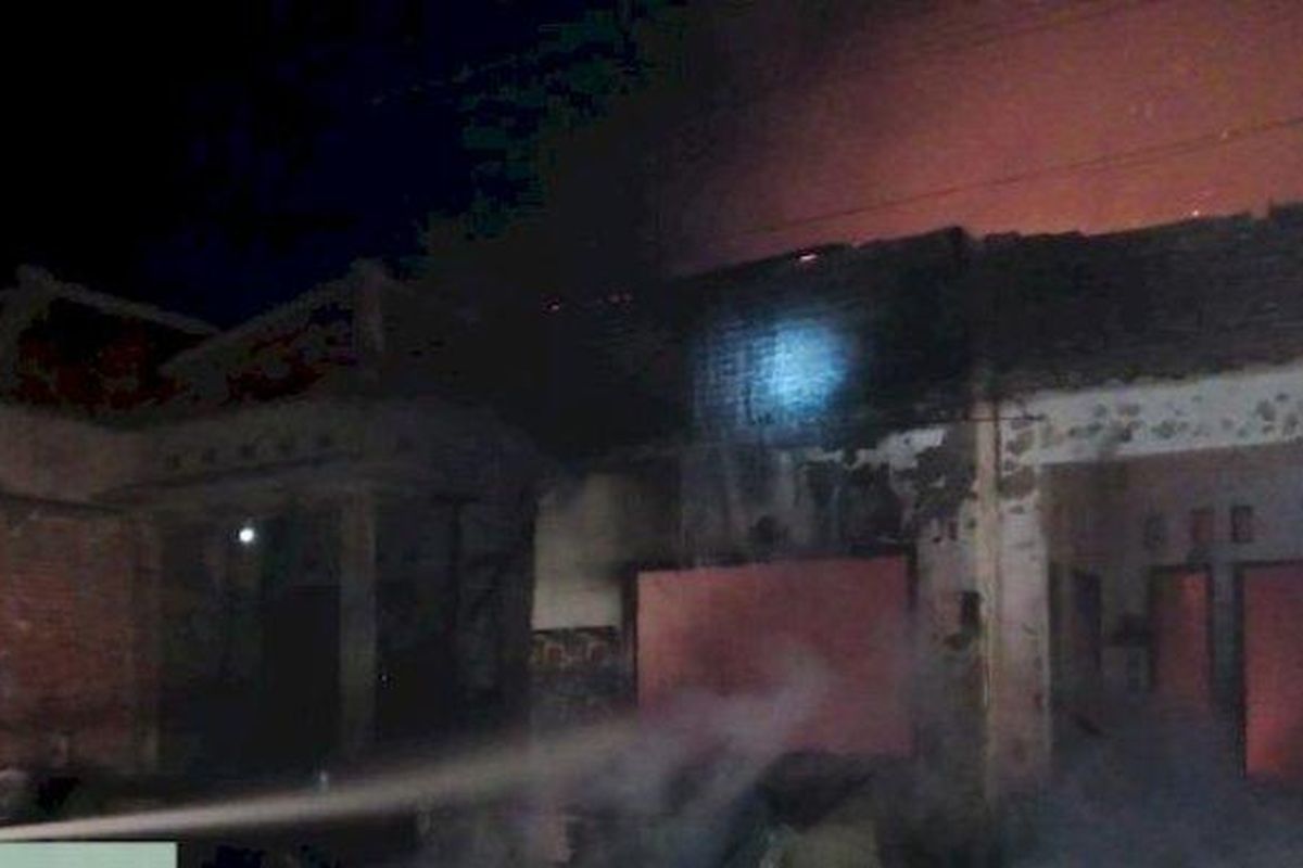 Dua rumah warga yang juga digunakan sebagai tempat usaha di Desa Bakung Lor, Blok Gempol RT.06/02, Kecamatan Jamblang, Kabupaten Cirebon, ludes dilalap si jago merah, Rabu (16/4/2025) dini hari.
