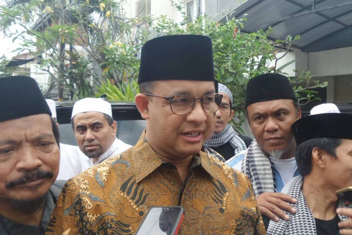 Gubernur terpilih DKI Jakarta Anies Baswedan usai shalat Jumat di Bendungan Hilir, Jakarta Pusat, Jumat (2/6/2017).