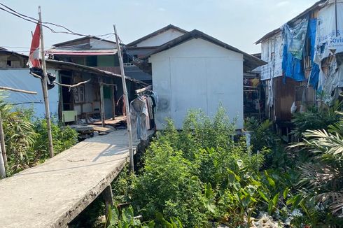 Pemprov DKI Bakal Relokasi Warga Kapuk Muara yang Kolong Rumahnya Penuh Sampah
