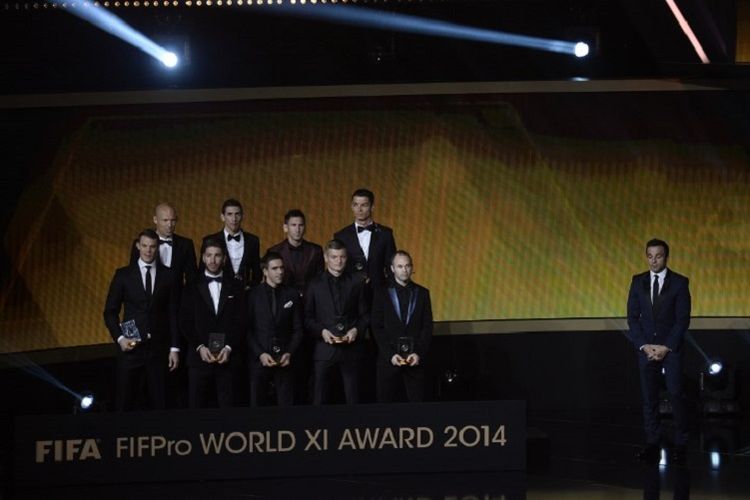 Alessandro Del Piero memberi penganugerahan pada FIFA Ballon dOr 2014 yang juga dihadiri oleh Cristiano Ronaldo. 