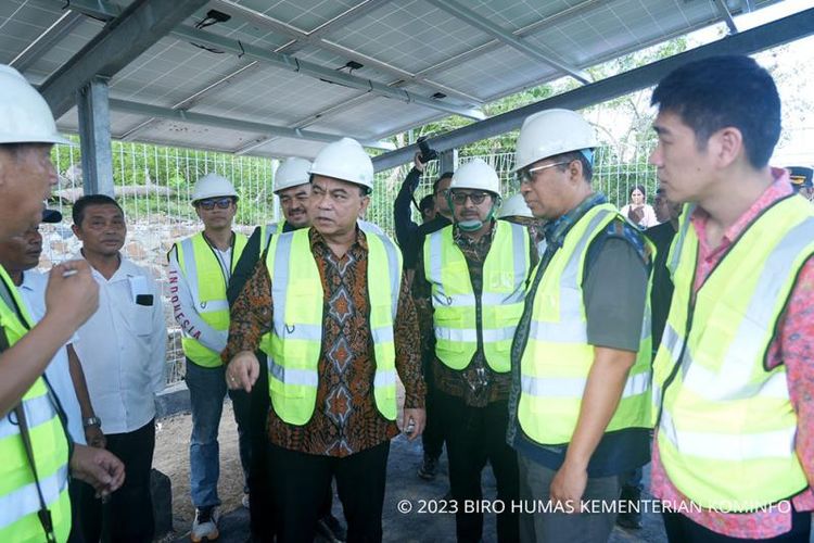 Menteri Komunikasi dan Informatika Budi Arie Setiadi saat meninjau lokasi pembangunan Tower BTS di Desa Buwun Mas, Kecamatan Sekotong, Kabupaten Lombok Barat, Nusa Tenggara Barat, Rabu (26/07/2023).
