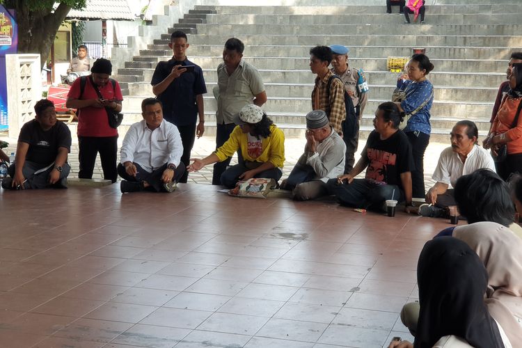Sejumlah seniman berdiskusi dengan Pj Sekretaris Pemerintah Kota Medan, Topan Ginting, di Taman Budaya Medan, Jalan Perintis Kemerdekaan, Kota Medan pada Rabu (24/7/2024). 