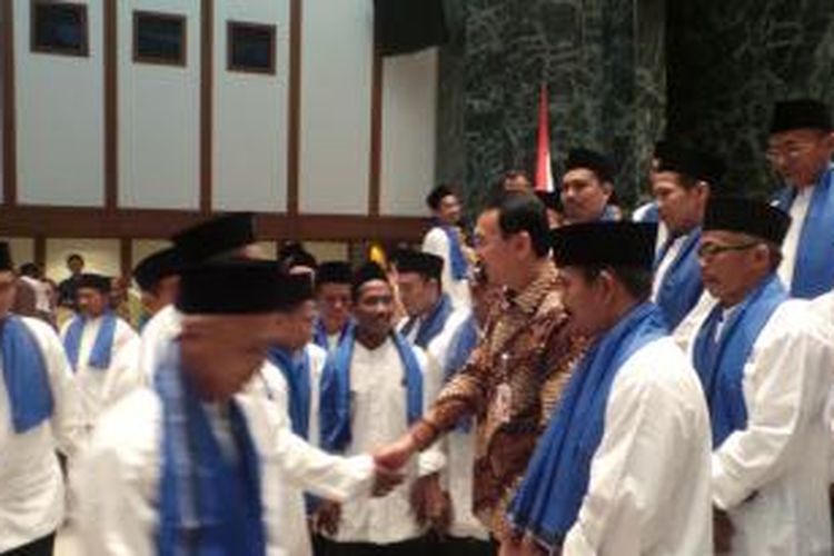 Gubernur DKI Jakarta Basuki Tjahaja Purnama melepas 30 marbot masjid berangkat umrah, di Balaikota, Selasa (16/12/2014).