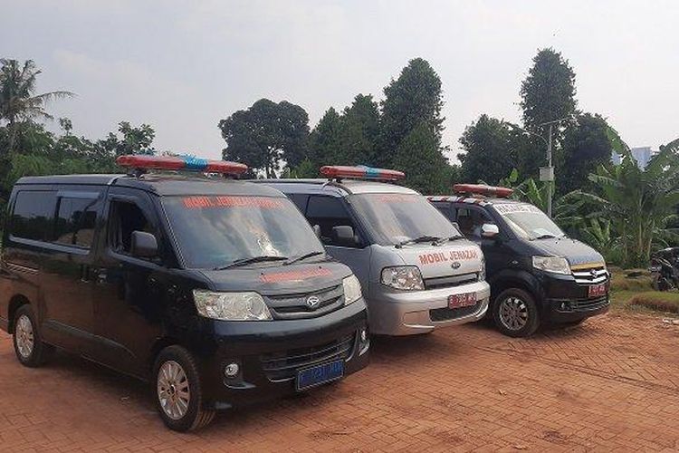 Antrean mobil jenazah pasien Covid-19 antre di TPU Jombang, Ciputat, Kota Tangsel, Sabtu (17/7/2021)
