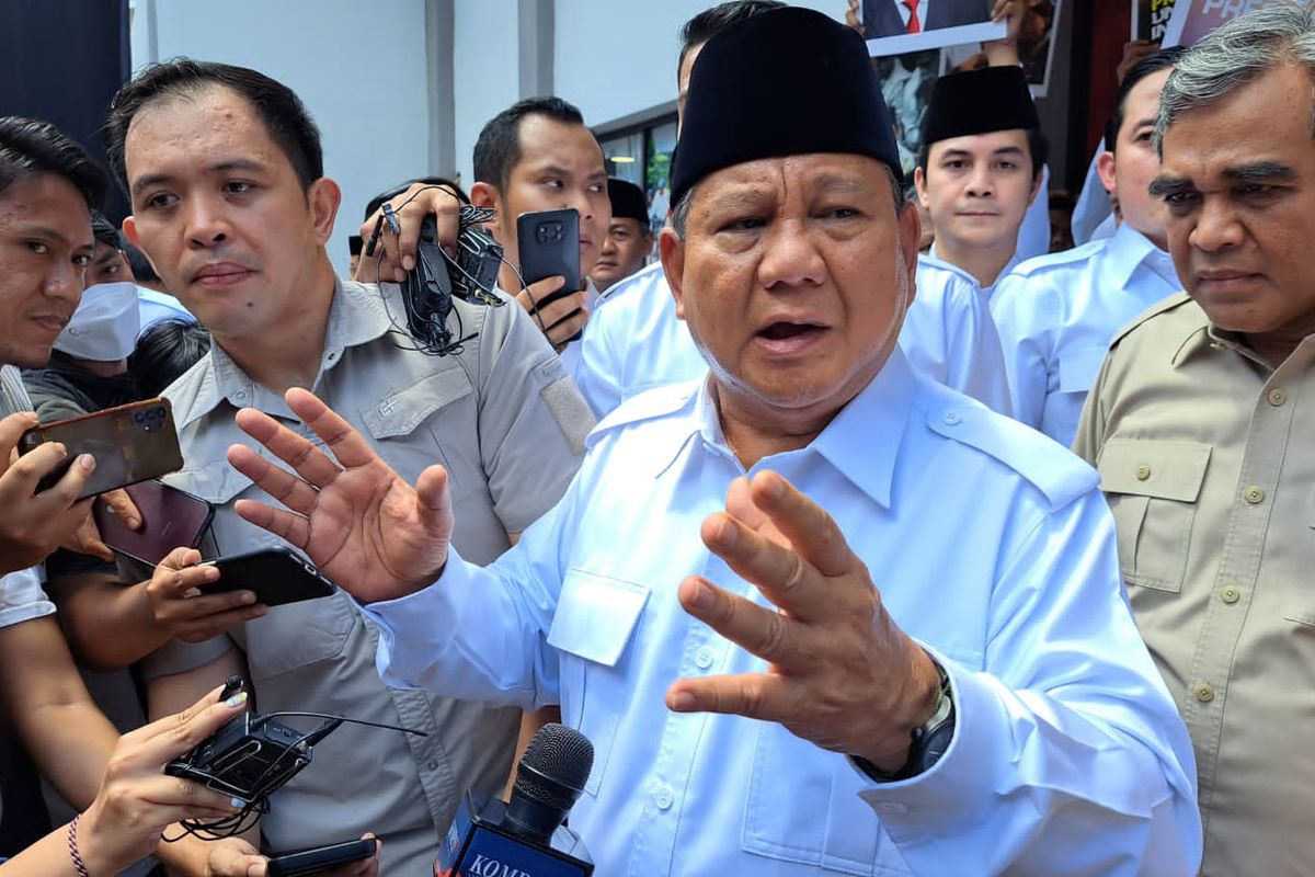 Ketua Umum Partai Gerindra Prabowo Subianto memberikan keterangan pers seusai meresmikan kantor Basan Pemenangan Presiden Gerindra di Jalan Letjen S, Jakarta, Sabtu (7/1/2023)..  