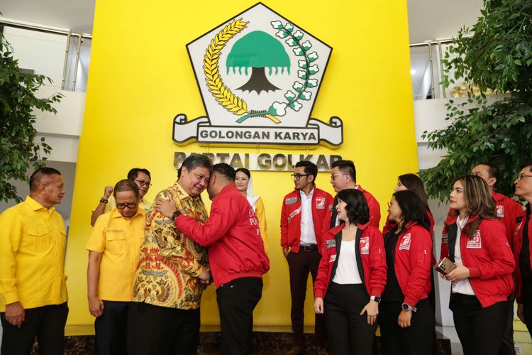 Jajaran pengurus Partai Golkar dan jajaran pengurus Partai Solidaritas Indonesia berfoto usai mengadakan pertemuan di Kantor DPP Partai Golkar, Jakarta, Rabu (12/4/2023). Dalam pertemuan ini PSI berminat untuk bergabung ke koalisi besar yag merupakan koalisi representasi pendukung Jokowi.
