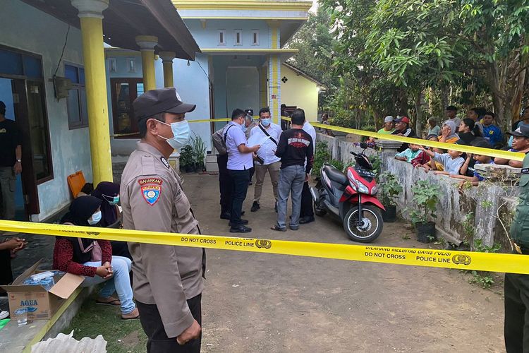 Polisi saat lakukan olah TKP peristiwa gantung diri warga di Desa Tanggung, Kecamatan Turen, Kabupaten Malang, Kamis (17/11/2023).