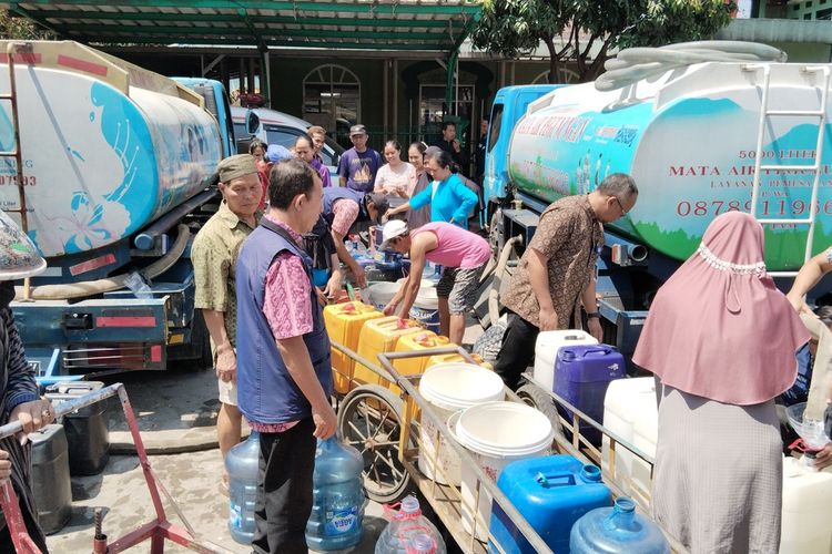 Warga RW 17, Kelurahan Babakansari, Kiaracondong, Kota Bandung, mengantre untuk mendapatkan air bersih sebanyak 10.000 liter dari PDAM Tirtawening Kota Bandung yang dibagikan secara cuma-cuma, Senin (2/10/2023).