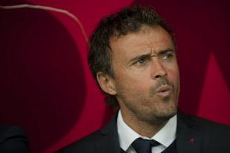 Pelatih Barcelona Luis Enrique ketika menyaksikan anak didiknya bertanding melawan Almeria, pada lanjutan Primera Division La Liga, di Juegos Mediterraneos, Almeria, Sabtu (8/11/2014).