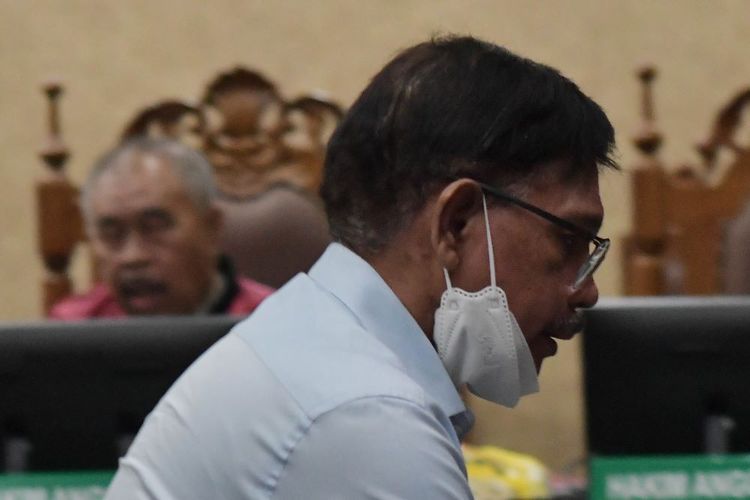 Mantan Menteri Komunikasi dan Informatika (Menkominfo) Johnny G Plate (kanan) mengikuti sidang putusan kasus dugaan korupsi penyediaan infrastruktur BTS 4G dan infrastruktur pendukung paket 1, 2, 3, 4 dan 5 dari BAKTI Kemenkominfo tahun 2020 sampai 2022 di Pengadilan Tipikor, Jakarta, Rabu (8/11/2023). Majelis hakim menjatuhkan vonis terhadap Johnny G Plate dengan hukuman 15 tahun penjara dan denda Rp1 miliar subsider 6 bulan kurungan serta pidana tambahan membayar uang pengganti Rp15,5 miliar. ANTARA FOTO/ Fakhri Hermansyah/aww.