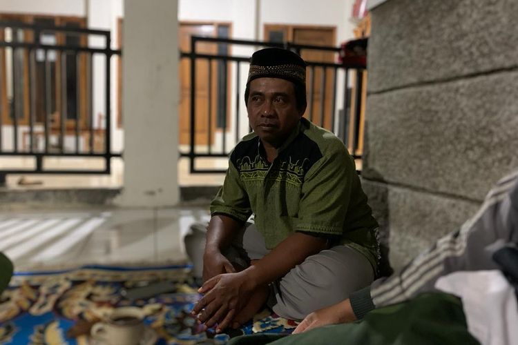 BERIKAN PENJELASAN—Wariman, salah satu warga Desa Purworejo, Kecamatan Pilangkenceng yang mengaku dimintai uang untuk biaya pemakaman jenazah istrinya yang meninggal akibat covid-19, Selasa (8/12/2021).