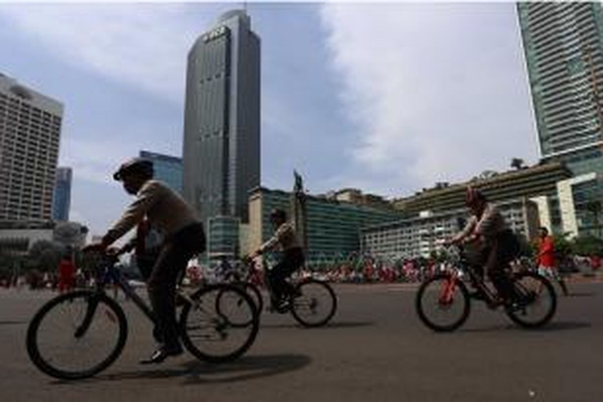 Warga beraktivitas dalam acara Hari Bebas Kendaraan Bermotor (HBKB) atau Car Free Days di Bundaran Hotel Indonesia, Jakarta Pusat, Minggu (29/12/2013). Acara Car Free Days di akhir tahun 2013 ini terlihat sepi dari Minggu sebelumnya. Kebanyakan warga Jakarta memilih liburan akhir Tahun ke tempat-tempat wisata. Warta Kota/Angga Bhagya Nugraha 