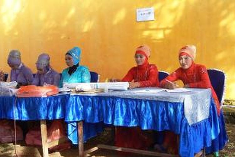 Petugas KPPS TPS 01 Dusun Krajan Desa Gumuk Kecamatan Licin Banyuwangi semuanya perempuan