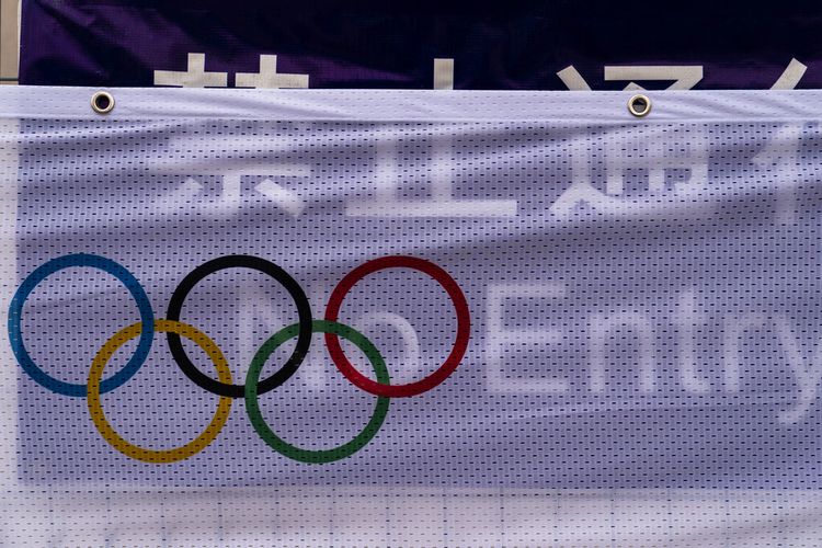 Tanda Dilarang Masuk terlihat melalui spanduk Olimpiade di luar pusat media utama menjelang Olimpiade Musim Dingin 2022, Rabu, 26 Januari 2022, di Beijing.